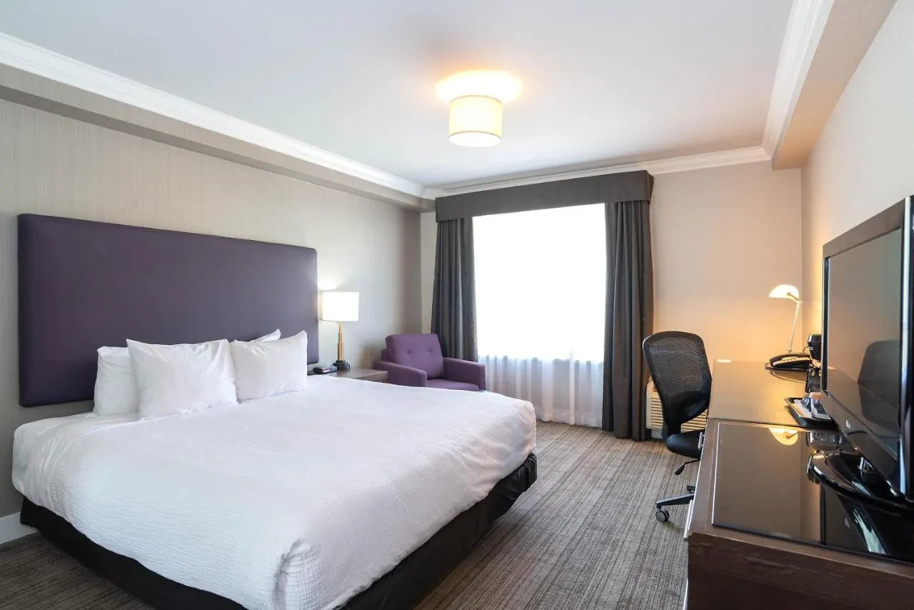 Sandman Hotel & Suites Calgary South 3*,