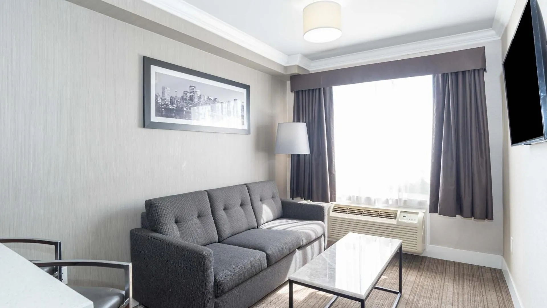Sandman Hotel & Suites Calgary South 3*,