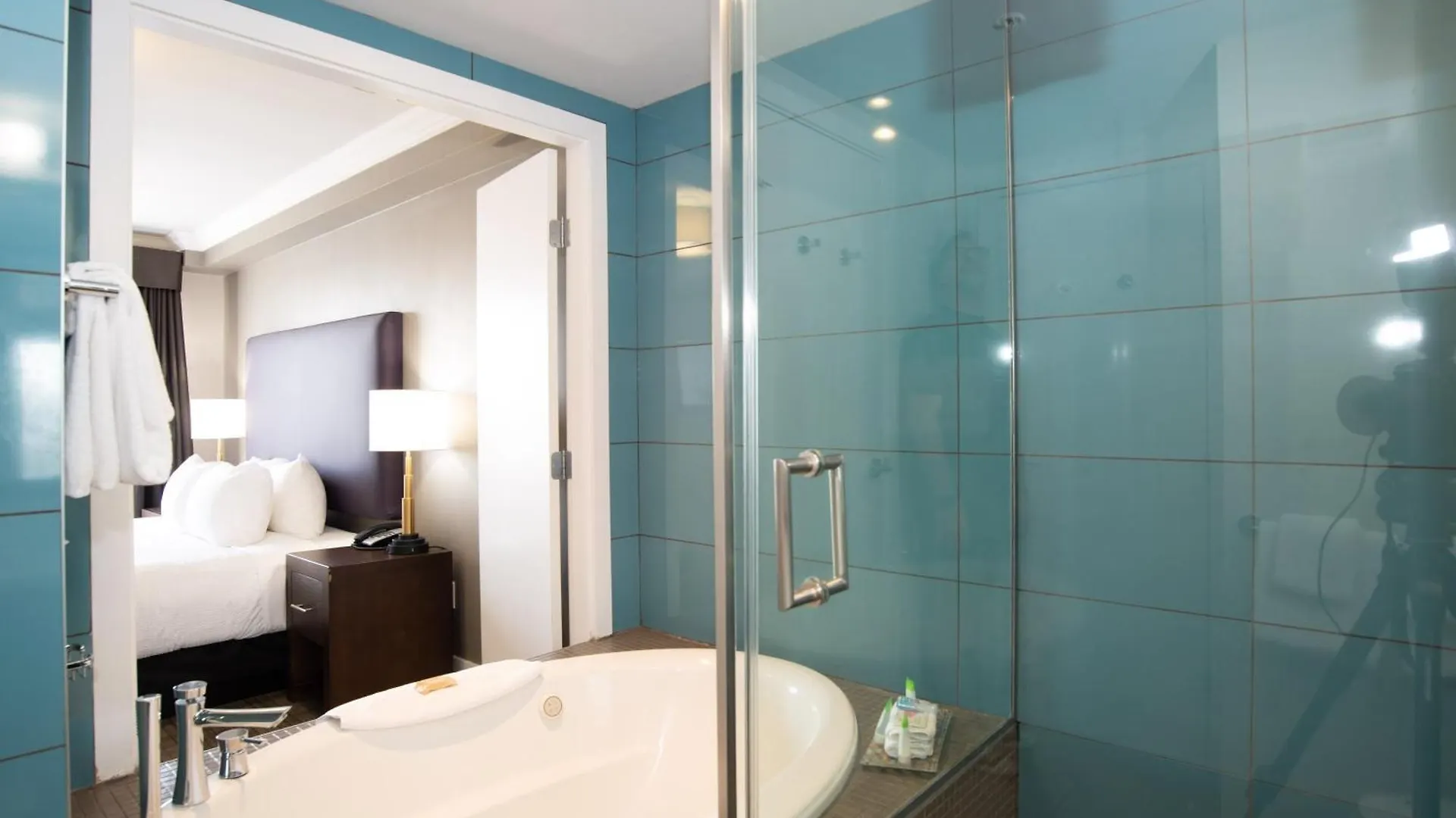 Sandman Hotel & Suites Calgary South 3*,