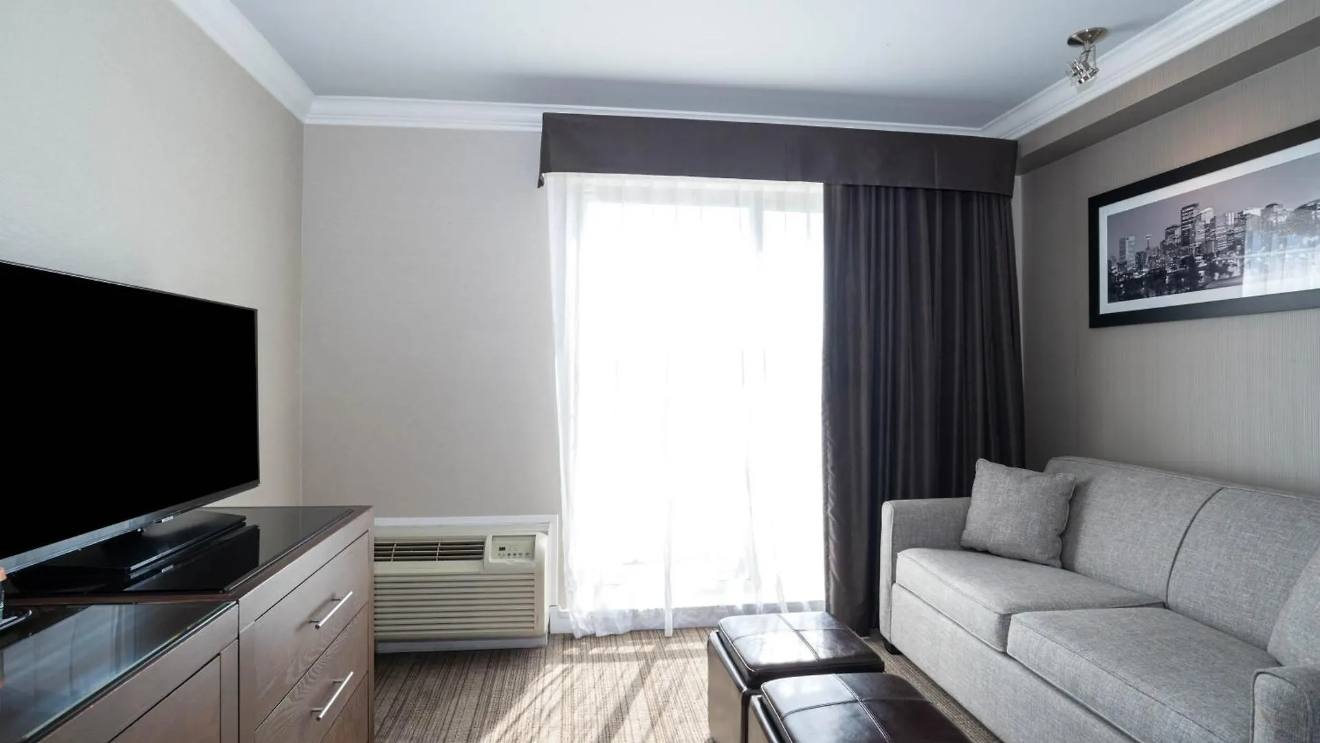 Sandman Hotel & Suites Calgary South 3*,
