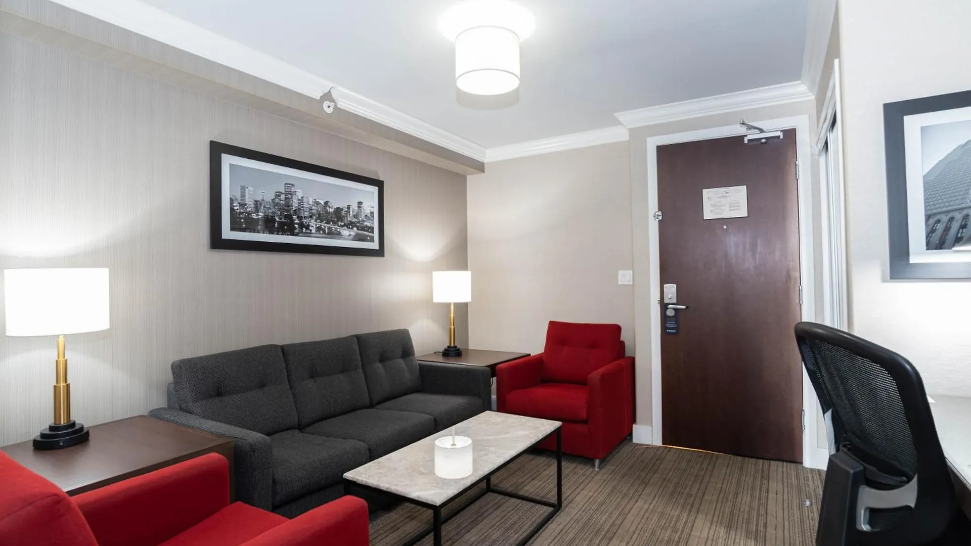 Sandman Hotel & Suites Calgary South 3*,